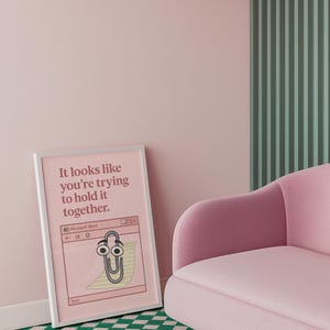 Póster de Microsoft con Clippy: Decoración de oficina divertida de los 90 - Arte mural rosa claro
