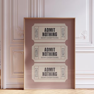 以下が含まれることがあります： 「ADMIT NOTHING DENY EVERYTHING」というテキストと「240713」という番号がそれぞれに印刷された、ヴィンテージスタイルのチケット3枚。チケットはピンク色の背景に配置されています。
