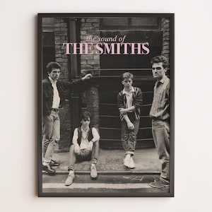 Puede incluir: Foto en blanco y negro de una banda, The Smiths, de pie frente a una pared de ladrillo. Los miembros de la banda visten ropa informal. El texto "the sound of THE SMITHS" está impreso en rosa en la parte superior de la foto.