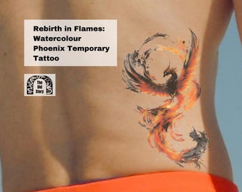 Puede incluir: Un tatuaje temporal de un fénix que surge de las llamas, con un estilo de acuarela. El tatuaje está en la espalda de una persona. El texto "Rebirth in Flames: Watercolor Phoenix Temporary Tattoo" está por encima del tatuaje. El texto "The Old Story" está debajo del tatuaje.