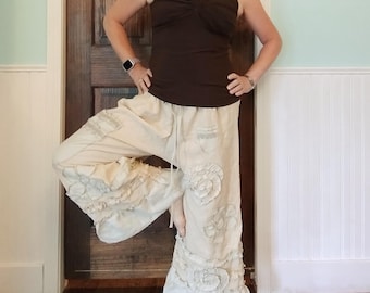 Clementine linnebloomers | Boho Prairie-volangbyxor, blomapplikation, cottagecore-stil