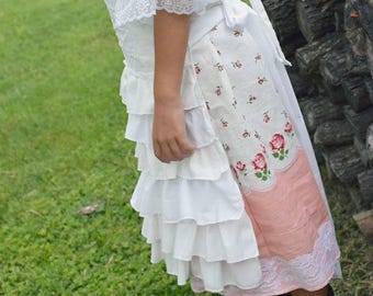 Handgjord vit bomullsklänning i pinafore-modell | Boho blommig spetskant (storlek 10-12)