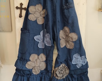 Volangbyxor i linne | Boho byxor med blomapplikation | Cottagecore-stil