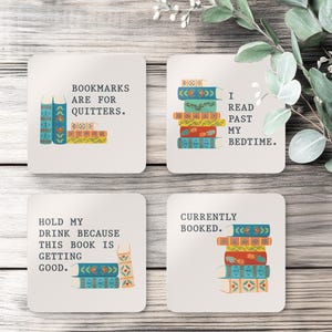 Peut inclure: Quatre sous-verres carrés illustrant des piles de livres et des citations amusantes sur la lecture. Les sous-verres présentent des piles de livres colorés avec des motifs complexes. Le texte sur les sous-verres est : "Les signets sont pour les lâches", "Je lis après mon heure de coucher", "Tenez mon verre parce que ce livre est en train de devenir bon", et "Actuellement réservé".