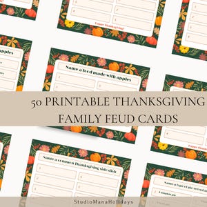 Op de afbeelding: Printbare Thanksgiving Family Feud-spelkaarten met een groene achtergrond en herfstachtige bloemmotieven. De kaarten bevatten vragen zoals "Noem een ​​gerecht dat met appels wordt gemaakt" en "Noem een ​​gewone bijgerecht voor Thanksgiving".