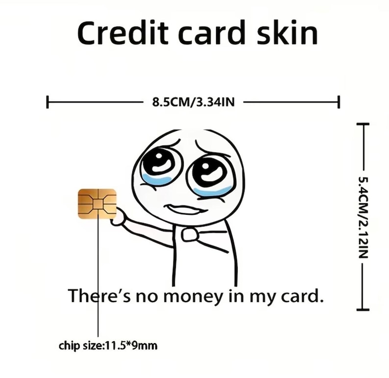 K&ouml;nnte beinhalten: Ein rechteckiger Kreditkartenaufkleber mit einer schwarz-wei&szlig;en Strichzeichnung einer weinenden Figur, die einen goldenen Chip h&auml;lt. Der Text lautet Credit card skin und There's no money in my card. Ma&szlig;e 8,5 cm mal 5,4 cm, Chipgr&ouml;&szlig;e 11,5 mm mal 9 mm.