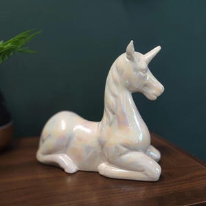 Figura de unicornio de cerámica: acostado, 11&quot; de color blanco con brillo de arcoíris, decoración de fantasía decorativa