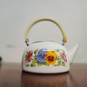 Vintage Enamel Teapot with Floral Design - Classic 1.5L Enamelware Kettle
