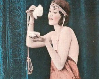Vintage Powder Puff Perfume - Sugared Fruit, Black Pepper, Agarwood, Sweet Amber, Violet, Sage, Sandalwood, Musk, Dark Patchouli, Orris