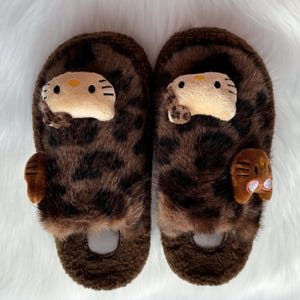 Schattige Hello Kitty Cat cartoon harige pantoffels, luipaardprint fuzzy dierenpantoffels, dames winter-outdoor pantoffels, kattenliefhebber, cadeau voor haar