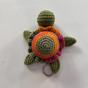 Brelok do kluczy z żółwiem, tęczowa skorupa ombre, zawieszka do torebki w stylu boho z żółwiem morskim, ręcznie robiony brelok z amigurumi