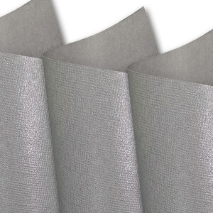 Estoque de cartão de desconto cinza com ponta de seta perolada texturizada em tela