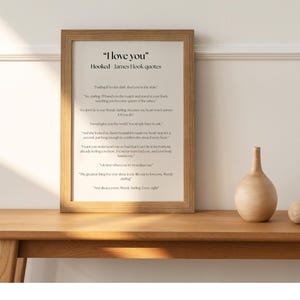 Puede incluir: Una impresi&oacute;n enmarcada con el texto "I love you" y citas de James Hook. La impresi&oacute;n est&aacute; en un marco de madera marr&oacute;n claro y se encuentra sobre una mesa de madera. Un peque&ntilde;o jarr&oacute;n y una esfera est&aacute;n sobre la mesa.