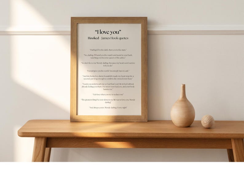 Puede incluir: Una impresi&oacute;n enmarcada con el texto "I love you" y citas de James Hook. La impresi&oacute;n est&aacute; en un marco de madera marr&oacute;n claro y se encuentra sobre una mesa de madera. Un peque&ntilde;o jarr&oacute;n y una esfera est&aacute;n sobre la mesa.