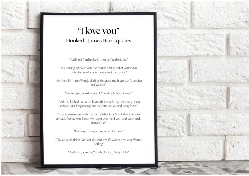 Puede incluir: Una impresi&oacute;n enmarcada con el texto "I love you" y citas de James Hook. El marco negro rodea un fondo blanco con texto negro. La impresi&oacute;n se muestra contra una pared de ladrillos blancos.
