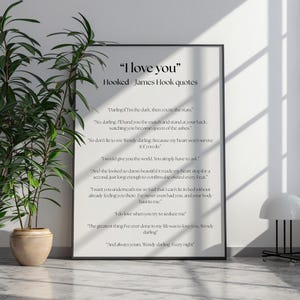 Puede incluir: Una impresi&oacute;n en blanco y negro enmarcada con el texto "I love you" y citas de James Hook. La impresi&oacute;n se muestra en una pared junto a plantas en macetas y una l&aacute;mpara moderna.