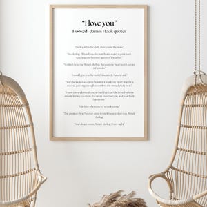 Puede incluir: Una impresi&oacute;n enmarcada con el texto "I love you" y citas de James Hook. La impresi&oacute;n est&aacute; en un marco de madera clara y cuelga de una pared blanca. Dos sillas colgantes de mimbre est&aacute;n en primer plano.