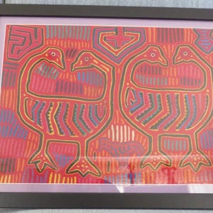 Aplique invertido enmarcado de indios kuna de Panamá en Double Headed Birds 24 X 19 pulgadas