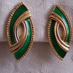 Puede incluir: Un par de pendientes ovalados de color verde y dorado con un diseño de alambre dorado y detalles de cuentas doradas.