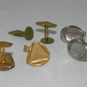 Puede incluir: Un juego de seis gemelos, con una variedad de diseños y acabados. Los gemelos están hechos de metal dorado y plateado y tienen un acabado pulido y texturizado.