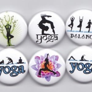 Könnte beinhalten: Set mit 10 runden Anstecknadeln mit verschiedenen Yoga-Motiven. Die Motive umfassen eine Lotusblume, eine Person in einer Yoga-Pose, das Wort "Yoga" und das Symbol "Om".