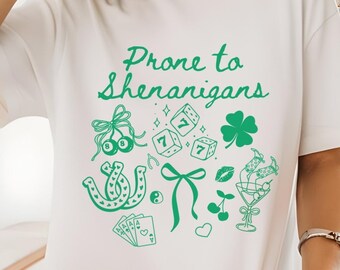 Camiseta com travessuras do dia de São Patrício, camiseta engraçada para beber do Dia de São Patrício, presente irlandês de São Patrício para ela, rabiscos desenhados de trevo de trevo da sorte