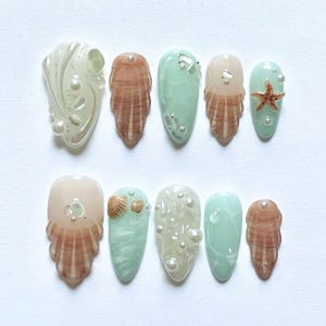 Conjunto de unhas personalizadas em tons de amêndoa azul, unhas postiças inspiradas no verão com conchas, pérolas, estrelas do mar, nail art do oceano para festas, unhas de praia, presentes.