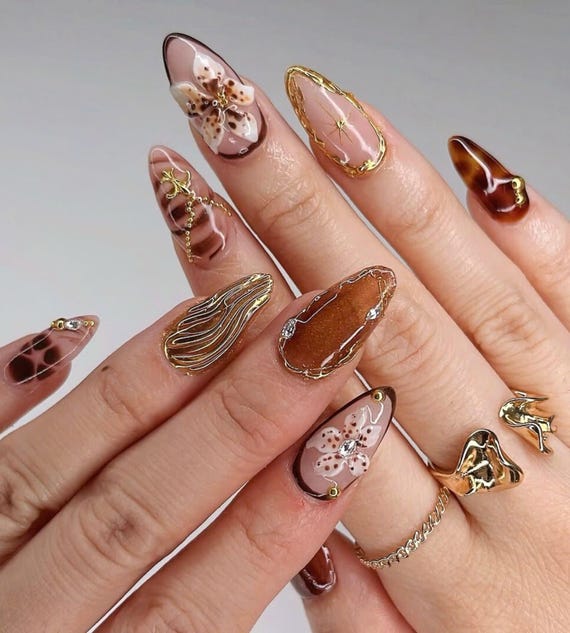 秋にぴったりのクリスタルフラワー、アーモンドプレスオンネイル