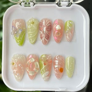 Handbemaltes Nagelset mit Blumendesign Schmetterlingsdesign Press On Nails, verträumter Frühlings-Fake-Nagel für Geburtstagsfeier, Kleber auf Nägeln, Gel-Nägeln.