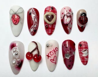 Sweet Valentine pers op nagels, amandelnagelset met 3D-hart, kers, cake, nepacrylnagel, romantische feestnagels, rode nagel, feestnagels.