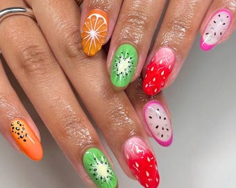 鮮やかなフルーツを使った夏のネイルデザイン、夏のピクニック