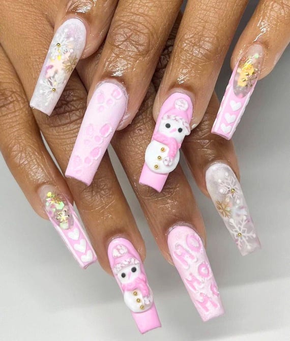 かわいいピンクの雪だるまのプレスオンネイル、クリスマスピンクの