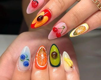 Vernis à presser Fruit Garden, décorations d'ongles peintes à la main cerise, fraise et agrumes, motifs d'ongles d'été uniques, ongles à presser floraux élégants.
