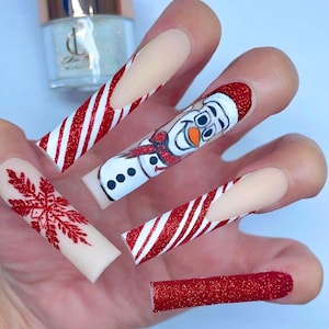 Handbemalte süße Olaf Press-On-Nägel, weihnachtliches rotes Nagelset, trendiges Weihnachten, Weihnachtsnägel Designs mit Schneeflocke, French Tips Nägel.