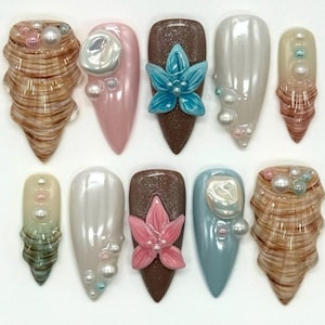 Blaue Sommer Acrylpresse auf den Nägeln Stiletto, Benutzerdefinierte Ozean Nägel, Handgemachte Blumen Strand Muschelnägel für Urlaub, Muschel Perlen Nägel, Geschenke