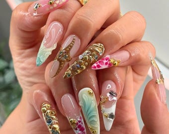 Ongles pressés 3D de luxe faits main, longs ongles stylets, conception artistique de gemmes dorées, décoration d'ongles personnalisée, faux ongles d'été, ongles French Tips.