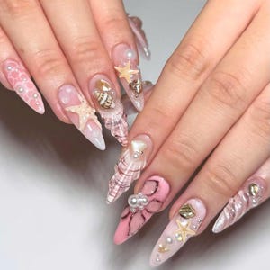 Atemberaubende, sommerliche Press-On-Nägel, langes Mandel-Nagelset mit Muscheln, Seesternen, Perlen, Sommernägeln, Strandnägeln, Feiertags- / Partynägeln