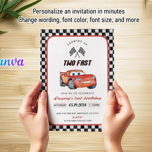 Peut inclure: Une invitation rouge et blanche &agrave; carreaux pour une f&ecirc;te d'anniversaire. L'invitation pr&eacute;sente une voiture de course rouge de dessin anim&eacute; et le texte "Growing Up Two Fast" et "Gregory's 2nd birthday".