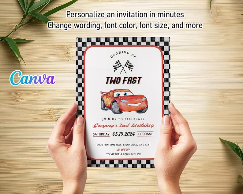 Peut inclure: Une invitation rouge et blanche &agrave; carreaux pour une f&ecirc;te d'anniversaire. L'invitation pr&eacute;sente une voiture de course rouge de dessin anim&eacute; et le texte "Growing Up Two Fast" et "Gregory's 2nd birthday".