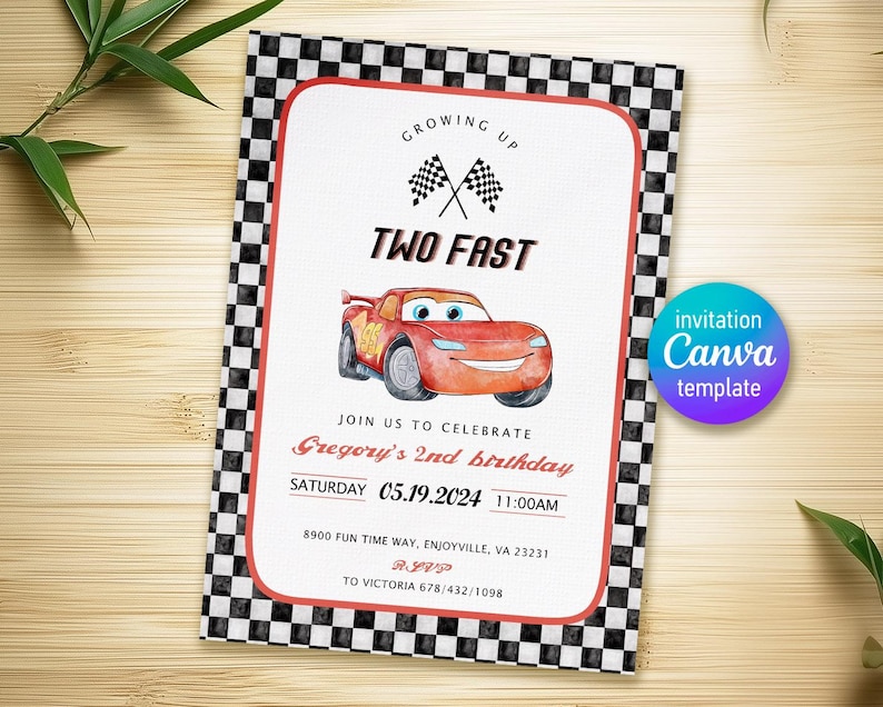 Peut inclure: Une invitation d'anniversaire &agrave; carreaux rouges et noirs avec une voiture de course rouge de dessin anim&eacute; et le texte "Growing Up Two Fast" et "Gregory's 2nd birthday".