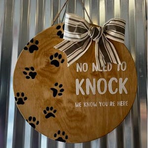No Need to Knock Door Sign – Funny Pet Door Hanger – Paw Print Front Porch Decor – Light Wood Round with Striped Bow