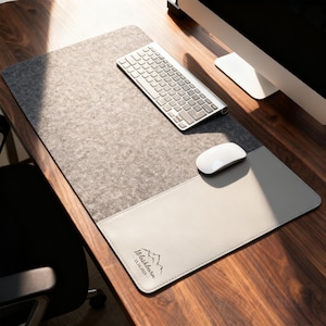 Puede incluir: Un juego de tres tazas de cerámica con un acabado mate moteado. Cada taza presenta un color diferente: azul claro, crema y gris. Las tazas tienen un diseño simple y moderno y un asa cómoda.