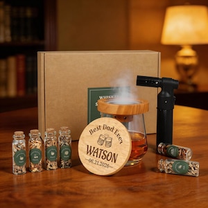 Può includere: Un kit affumicatore per whisky con un affumicatore in vetro e legno, un cannello e piccole bottiglie di trucioli di legno. Il kit include un sottobicchiere in legno con la scritta "Best Dad Ever".