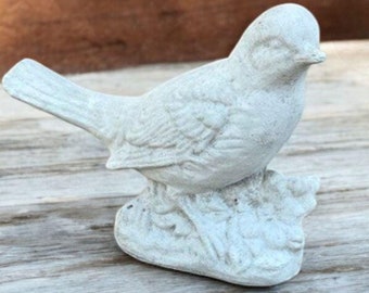 Yard robin sculpture Outdoor bird figurine Lawn robin ornament Bird beton statue Patio bird decoration Stone robin art Realistic bird figure