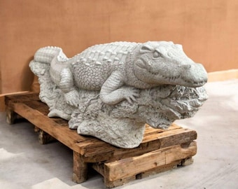 Garden alligator sculpture Backyard animal art Crocodile lawn idea Beton animal figurine Outdoor alligator decor Crocodile ornament