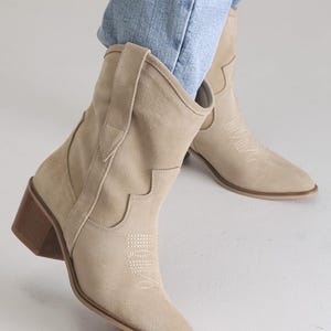 Lichtbeige suède cowboylaarzen, cowboylaarzen voor dames, kniehoge westernlaarzen, cowgirllaarzen, enkellaarzen voor dames, beige suède laarzen