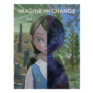 Könnte beinhalten: Ein geteiltes Porträtgemälde mit dem Titel IMAGINE THE CHANGE. Die linke Seite zeigt eine Person in einem blauen Kleid vor einer abgeholzten Landschaft. Die rechte Seite zeigt eine dunkle, sternenklare kosmische Silhouette vor einem Wald.