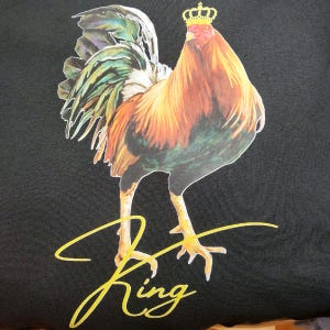 Gamefowl King Men&#39;s T-Shirt - Top Quality Casual Crewneck - Available in Multiple Colors - Streetwear Style - Tshirt