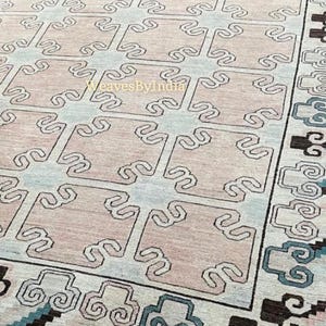 Hand Knotted Oushak Wool Rug: Light Pink Vintage-Style Turkish Carpet