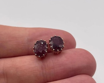 Granat-Ohrstecker aus 9-karätigem Massivgold – Geburtsstein-Schmuck für Januar